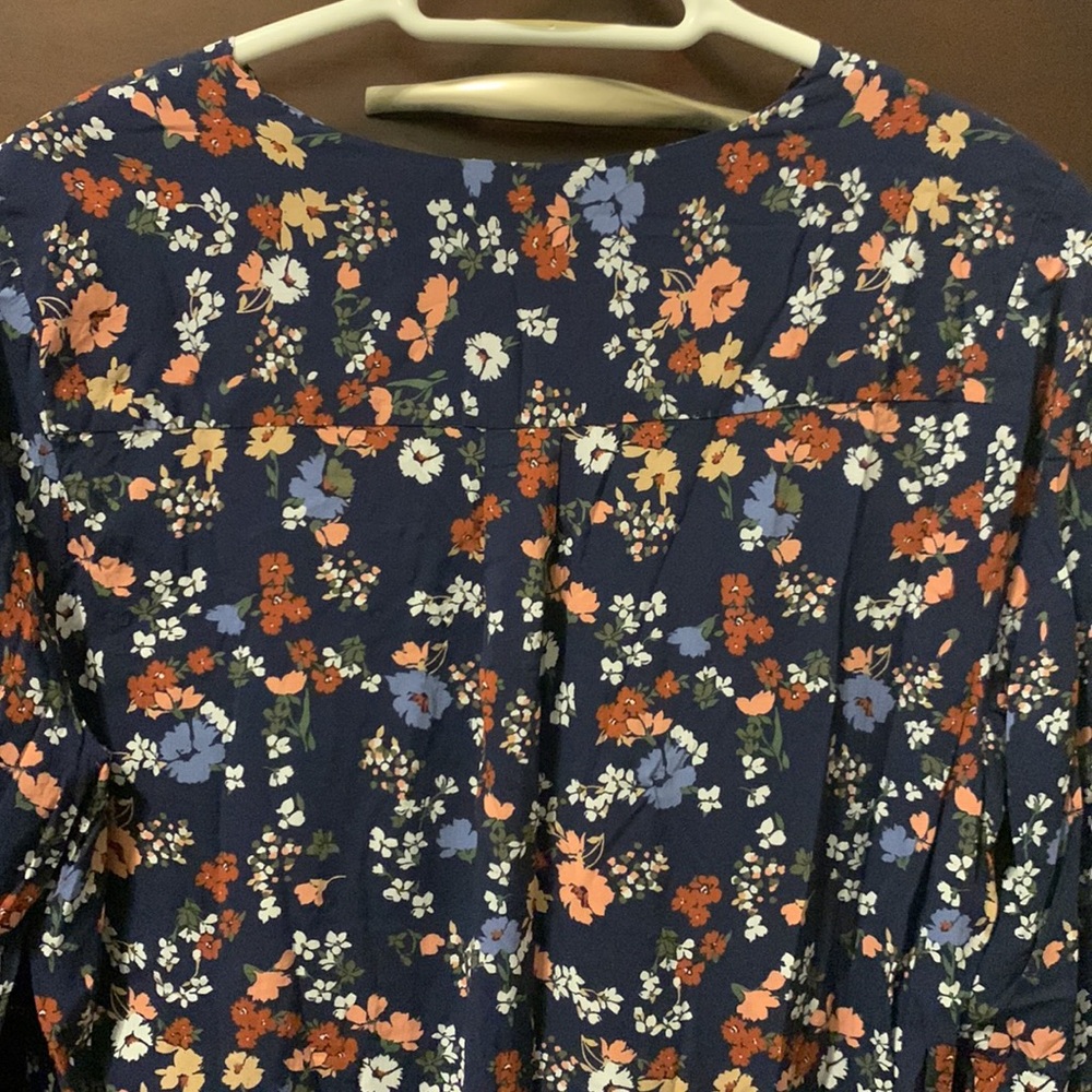 Brina & Em Lemmy v-neck top - Picture 7 of 10